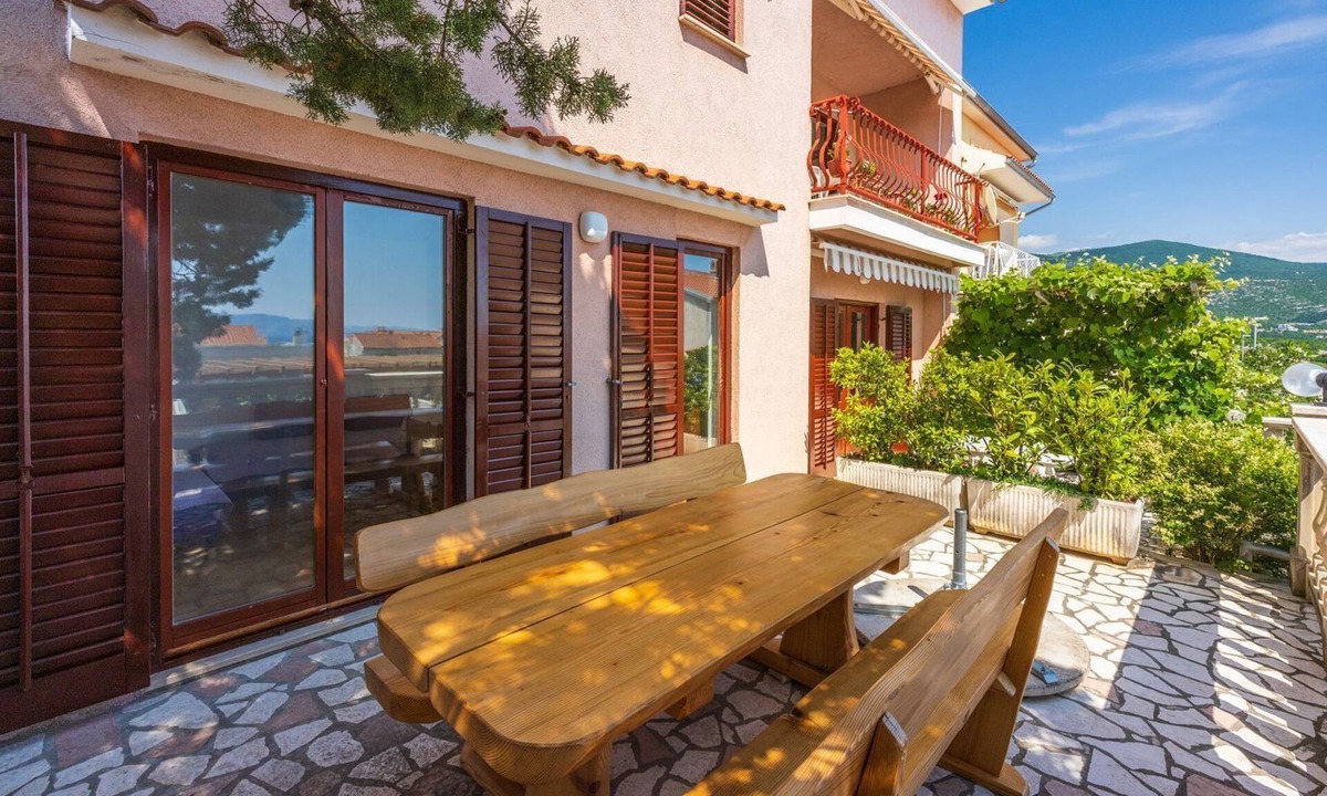 Povile Apartment | Cosy apartment just 250 metres from the beach with sea views, barbecue area, private parking