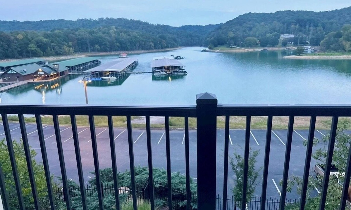 Andersonville Condo | Cozy 2-bedroom lake front condo in charming Andersonville withclubhouse pool,