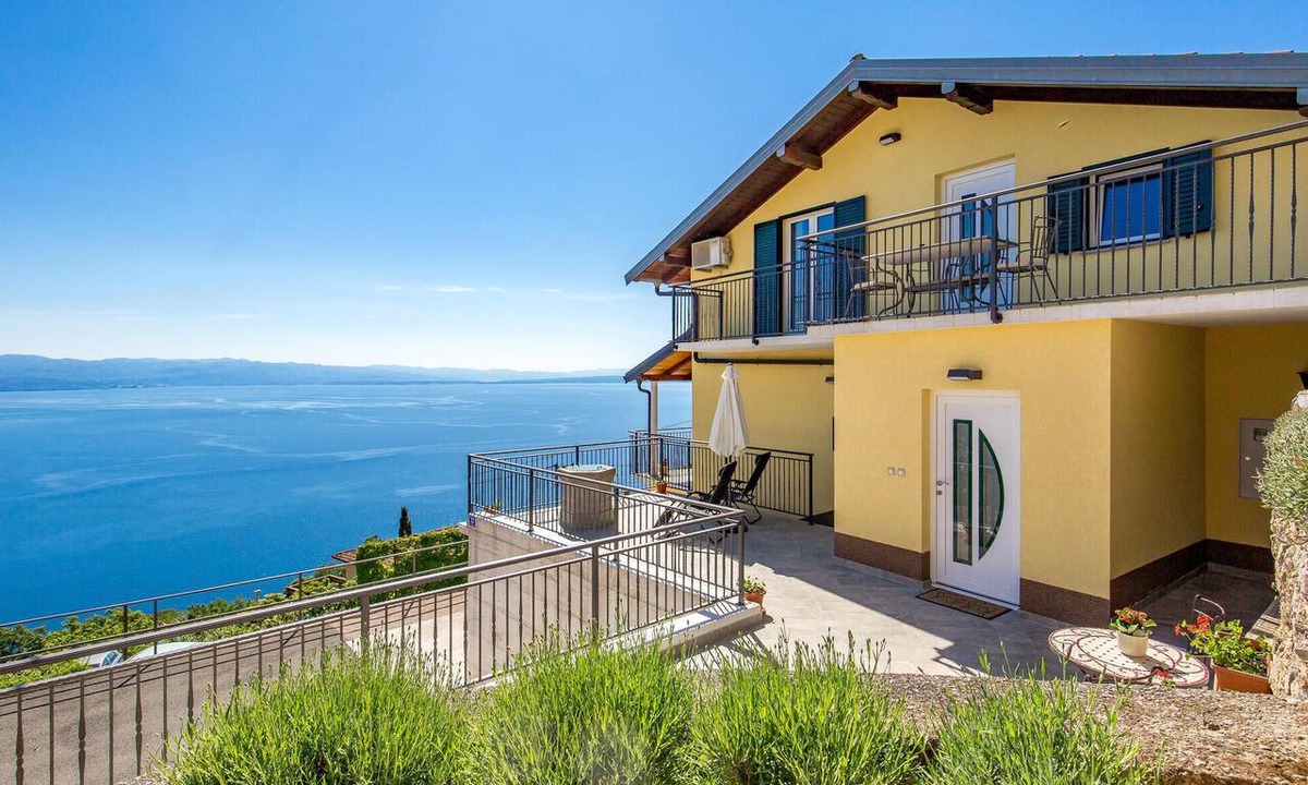 Tulisevica Apartment | Cozy apartment in Lovran with WiFi