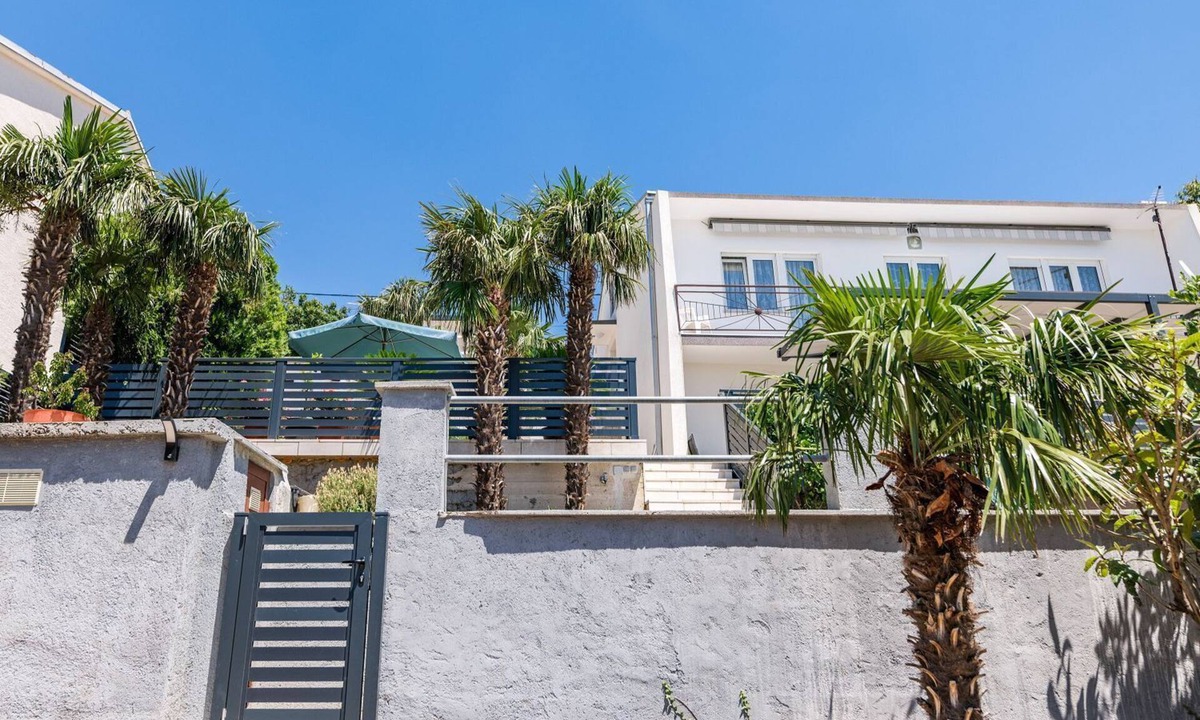 Povile Apartment | Dog-friendly apartment just 500 metres from the beach with sea views, garden and barbecue