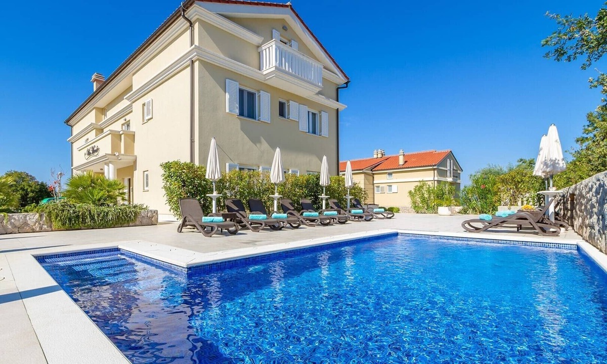 Zidarici Apartment | Elegant apartment Mande 5 with a sea view in villa on Krk