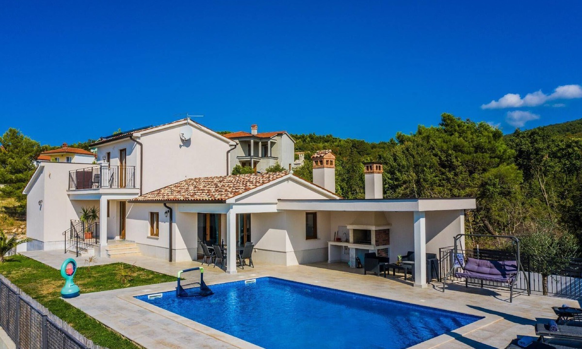 Viskovici House | Elegant Escape with Pool and Panoramic Views