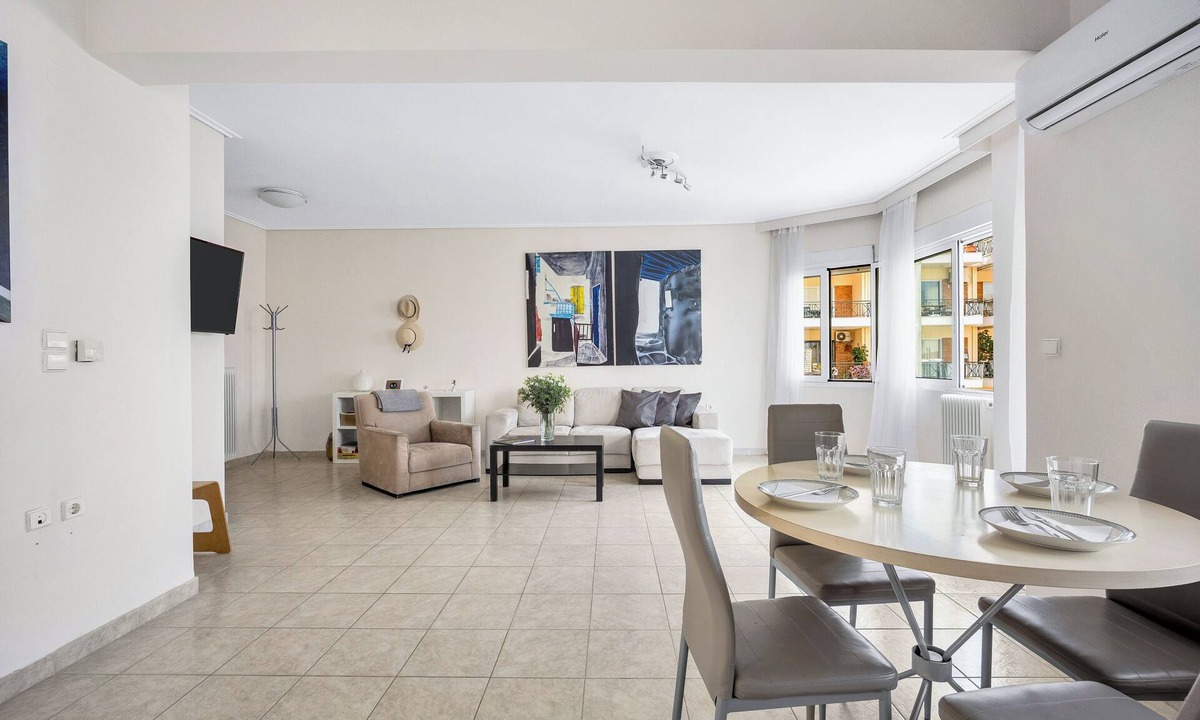 Khalkis Apartment | Fabulous central apartment close to the sea!