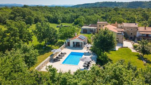Makovci Villa | Family Casa Ida with pool and grill in Groznjan