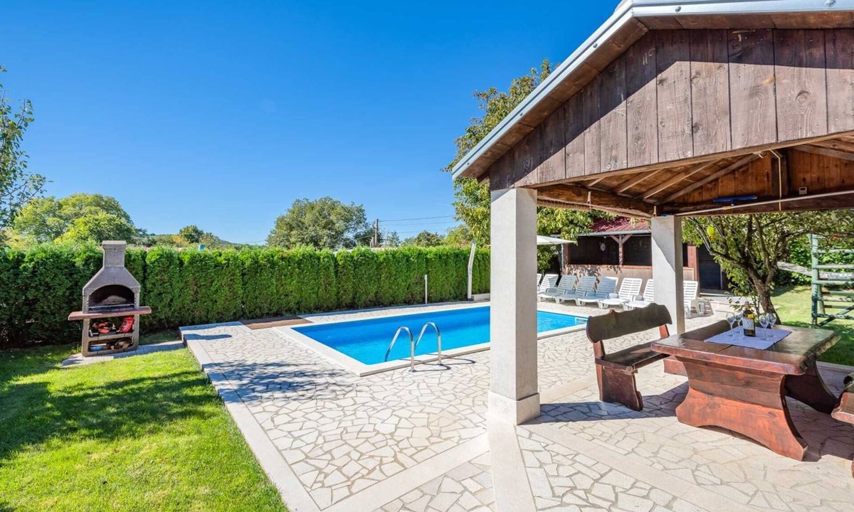 Lindar Villa | Family villa with a pool near Pazin