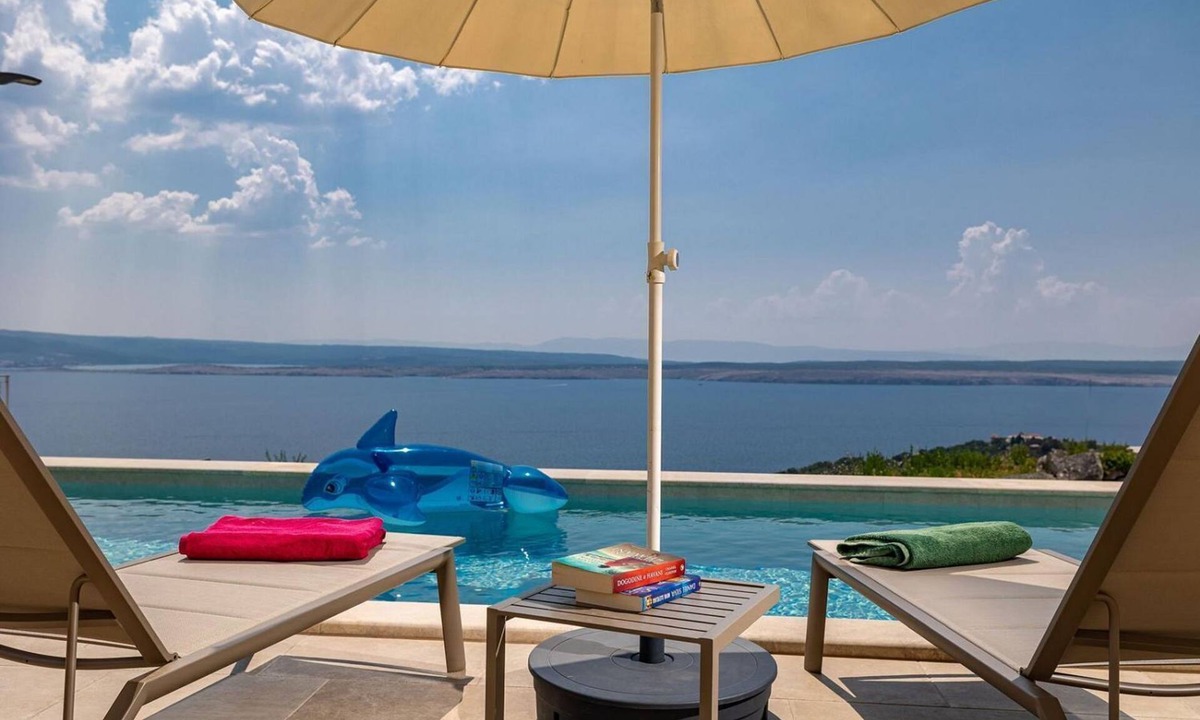 Dramalj House | Fantastic finca only 480 meters to the beach with sea views, private pool, washing machine