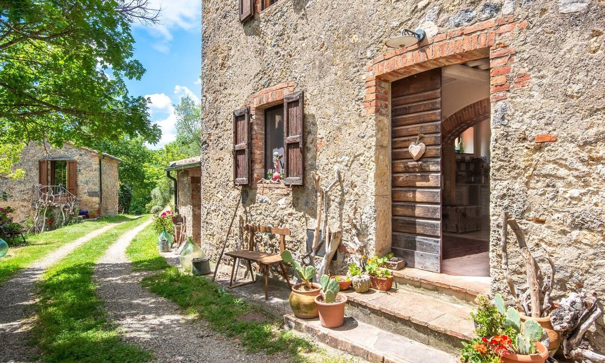 Ciciano House | Farmhouse 'Casa Luna' with Shared Infinity Saltwater Pool, Private Terrace and Wi-Fi