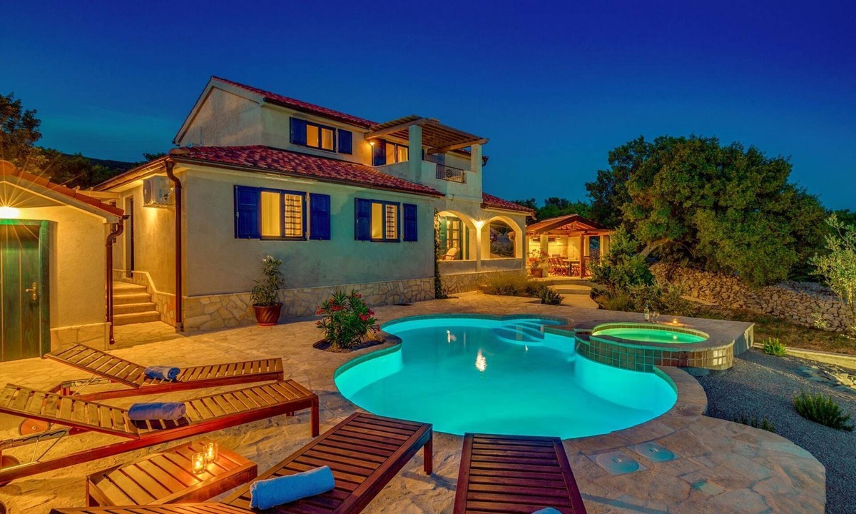 Smrika House | Ferienvilla mit Blick auf das Wasser by Interhome