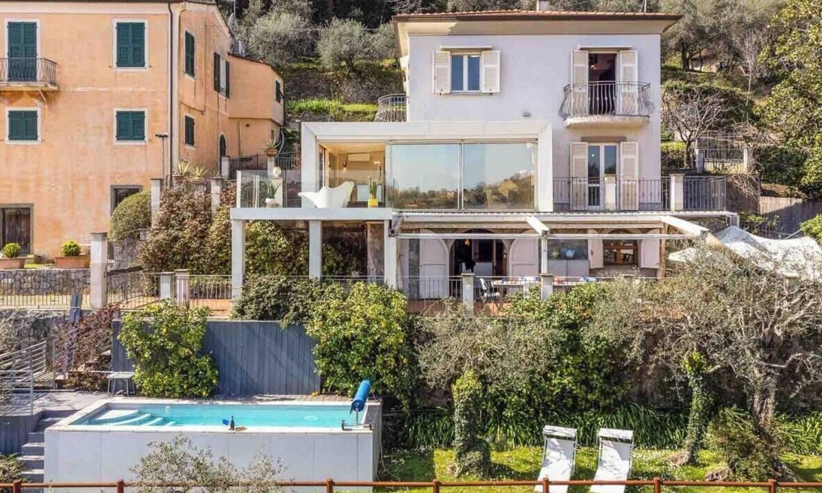 La Spezia Villa | For your holidays in La Spezia we present you Villa Bianca!Located on a hill with a private pool and an enchanted view on the city, it's the perfect choice to dive into the relaxation and fully enjoy your holidays.With bright rooms, elegant furniture and