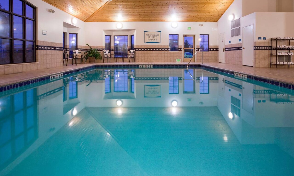 Maple Grove Condo | Free Breakfast. Pool & Hot Tub. Gym. Great for Business Travelers!