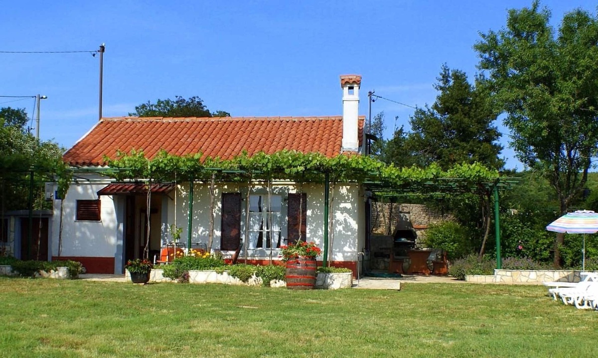 Salakovci House | Freistehendes Haus Violeta mit weitläufigen Garten by Interhome