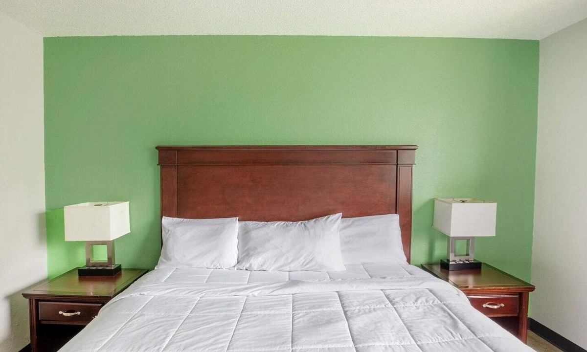 Lansing Apartment | Full Bed|Non-Smoking
