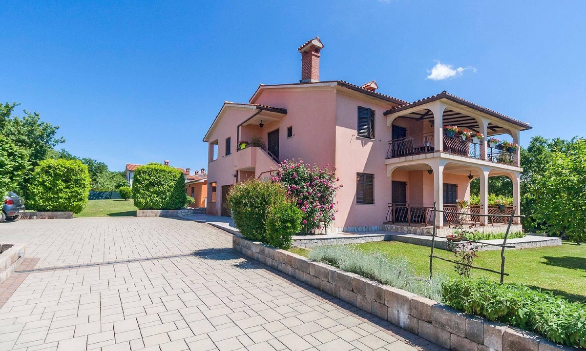 Kapelica House | Fully-detached house with a beautiful garden
