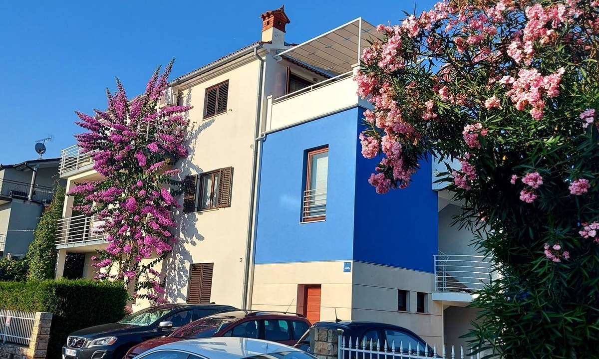 Pjescana Uvala Apartment | Geräumige charmante Wohnung in der Nähe des Meeres by Interhome
