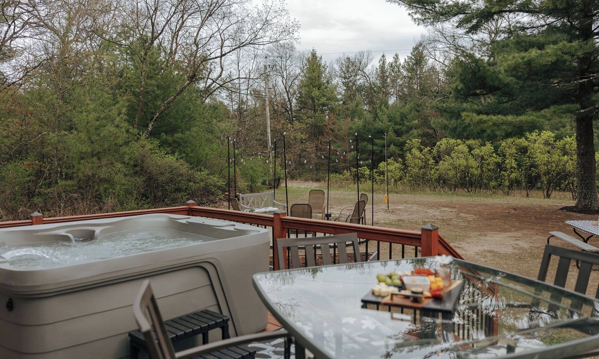 Wisconsin Dells House | Gillette Supper Club + Hot tub+ Off-Season Pricing!