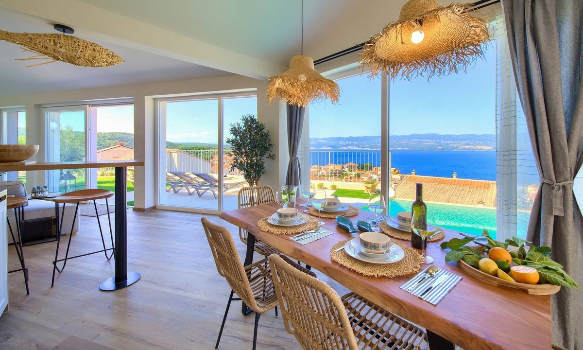 Vrbnik Villa | Goldfish villa direct from owner, heated pool, barbecue, sauna, bike-friendly