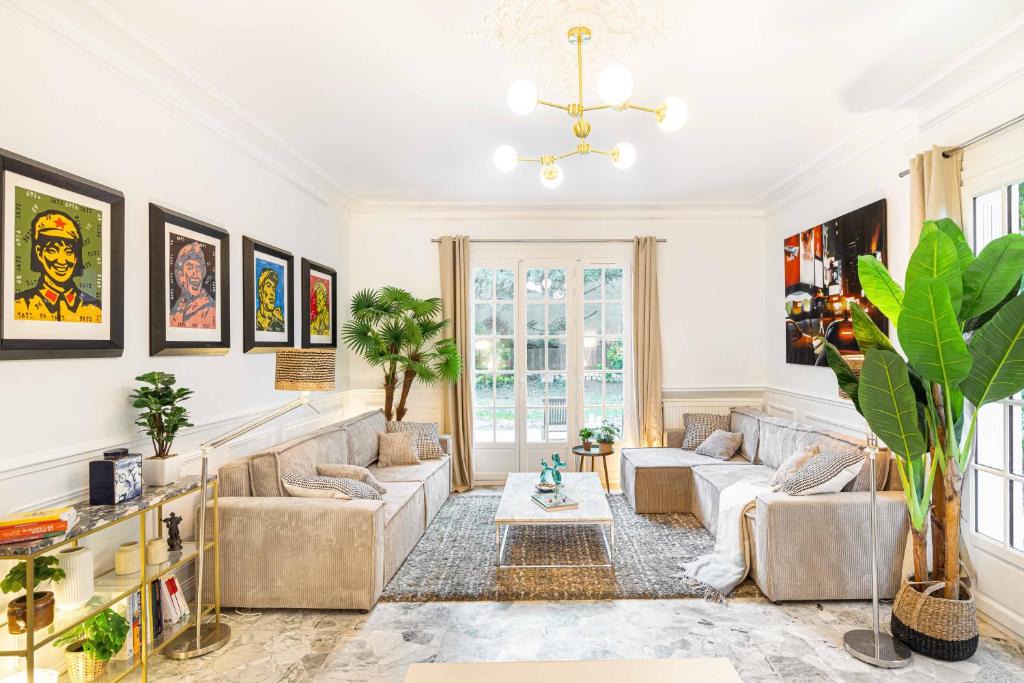 Meudon Apartment | Grand & Classy Apartment with Private Garden, Villa des Ammonites
