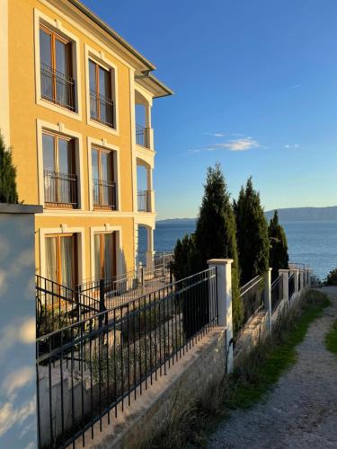 Povile Apartment | Großzügiges Appartement direkt am Meer mit eigenem Pool - Povile Suites