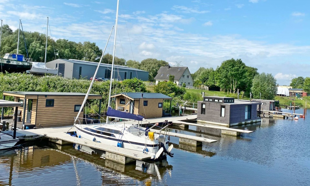 Rustersiel House | Hausboot KHT 2 Lacet mit Elektrokamin im Salon, 1 Schlafraum, Küche, Duschbad m by Interhome