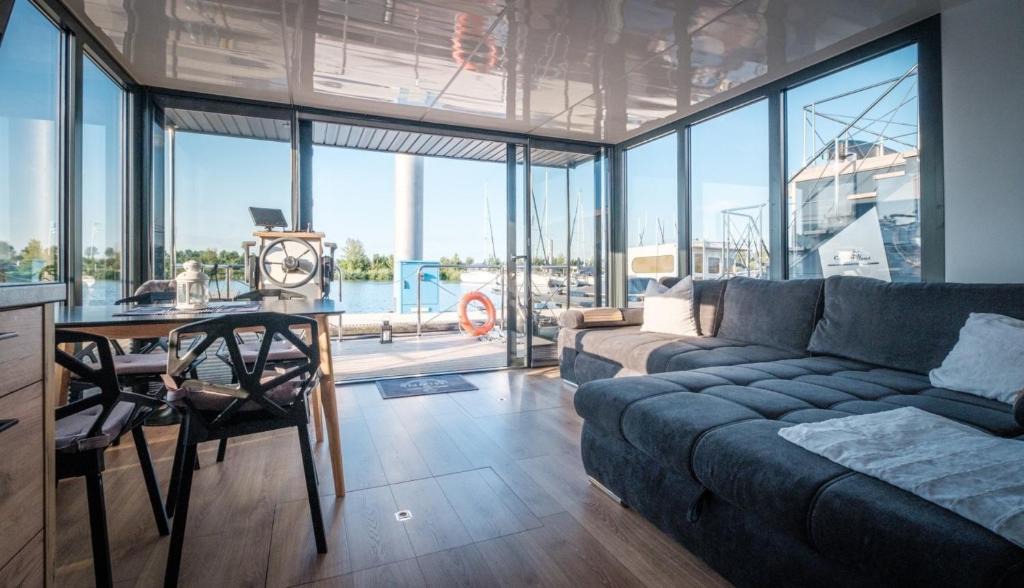 Ophoven Boat Rental | Hausboot Püntenel - stationär - Traumhafte Ferienwohnung AUF dem Wasser