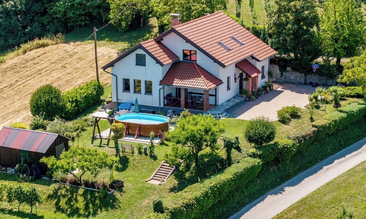 Varazdinske Toplice House | Hilltop house with a pool, sauna, and panoramic views of the region.