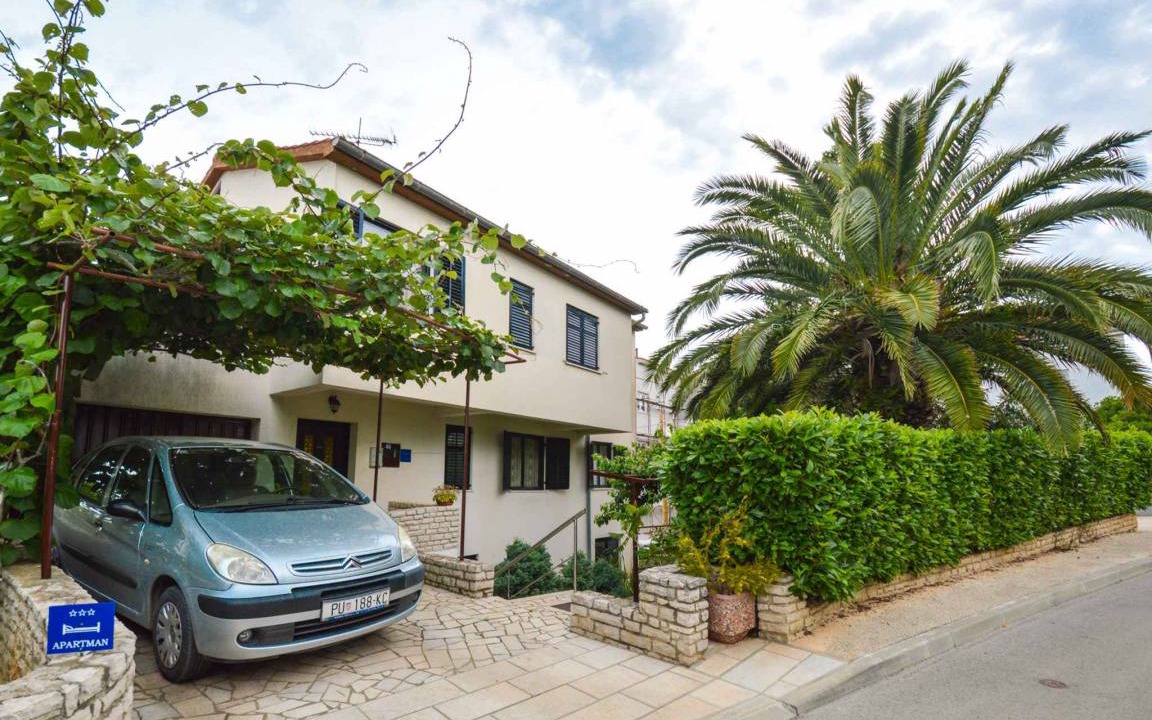 Pjescana Uvala Apartment | Holiday apartment 150 m from the beach