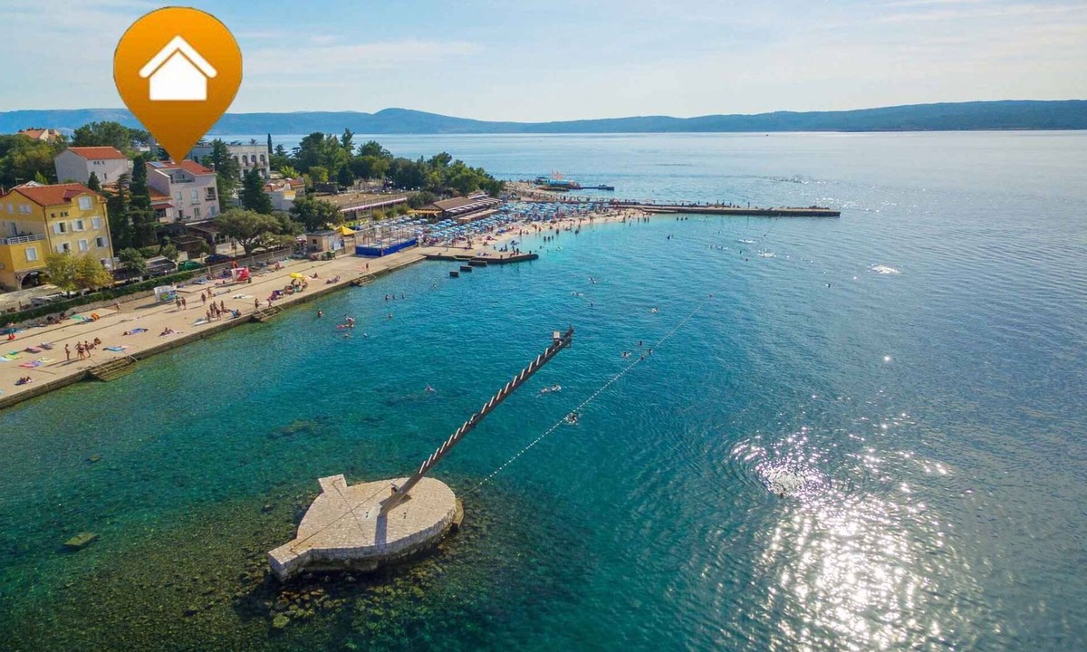 Selce Apartment | Holiday apartment 30 m to the beach with air conditioning, Intrenet, sea views and satellite TV