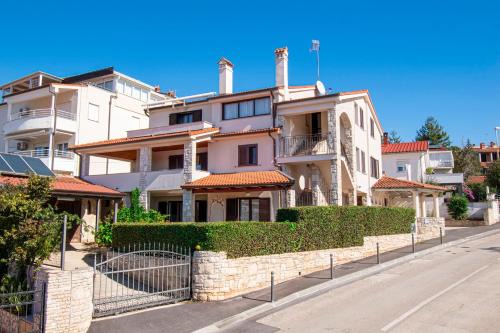 Pjescana Uvala Apartment | Holiday apartment 50m from the beach
