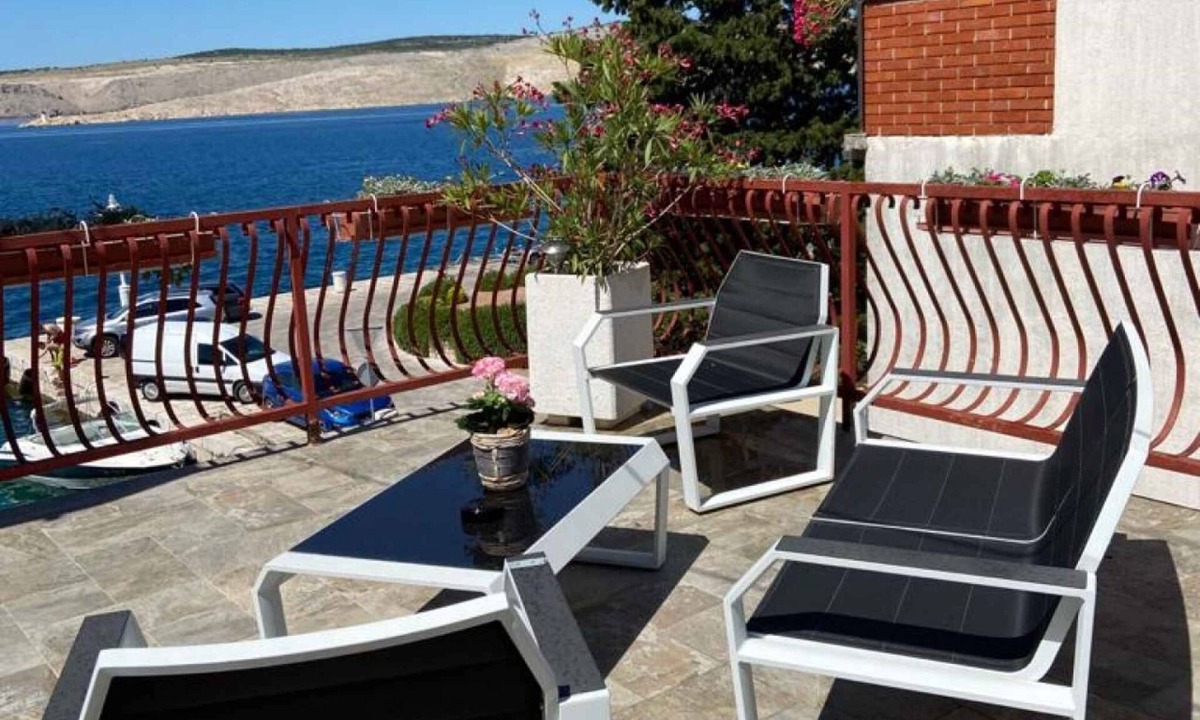 Jadranovo Apartment | Holiday apartment First row to the sea