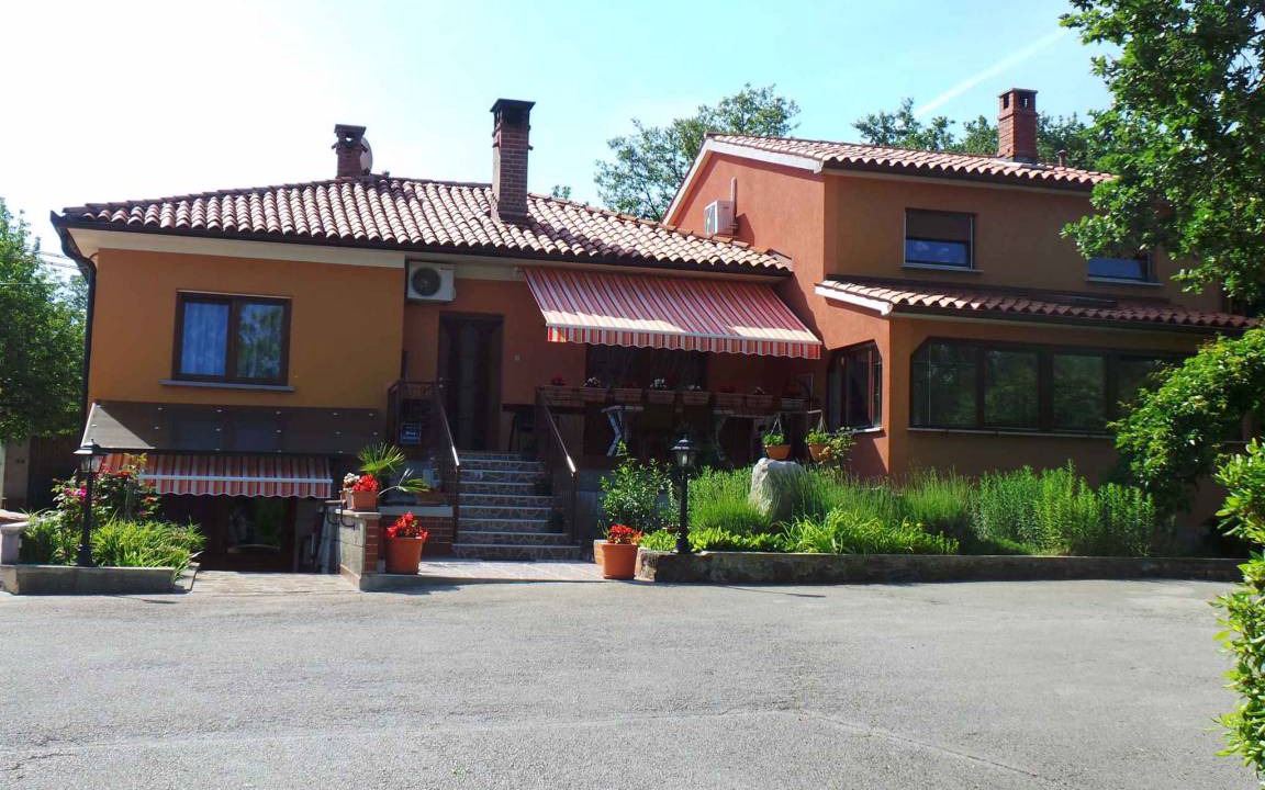 Strmac Apartment | Holiday apartment with a large lawn for sunbathing
