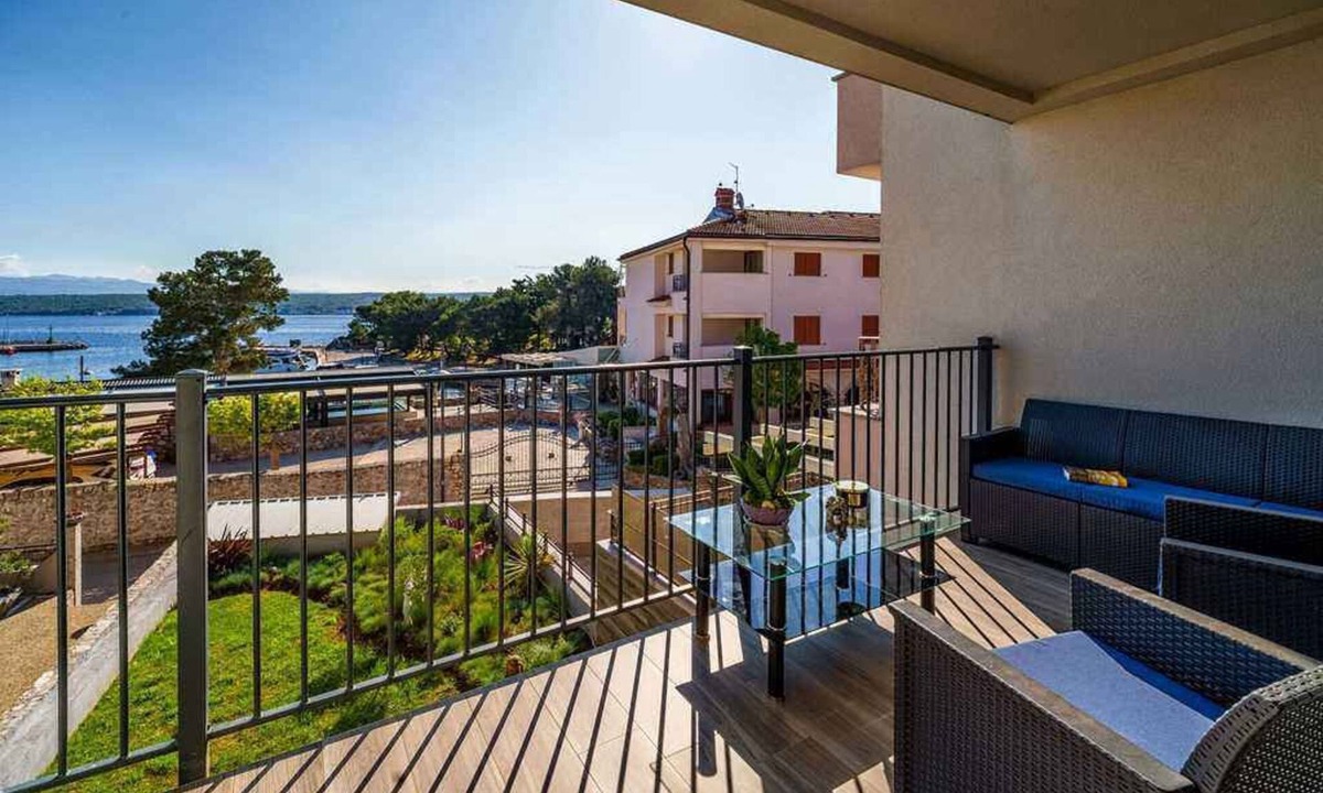 Porat Apartment | Holiday apartment with balcony and sea view