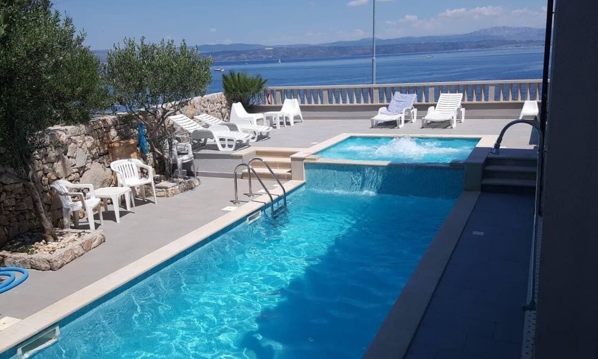 Rogac House | Holiday apartment with heated outdoor pool