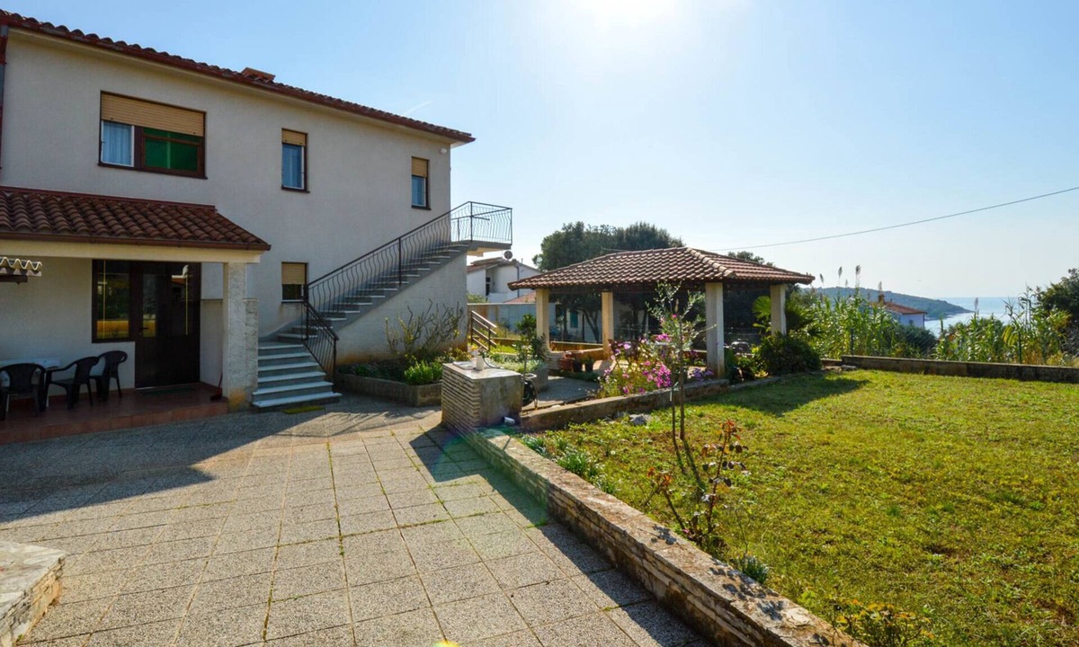 Banjole Apartment | Holiday apartment with balcony and air conditioning