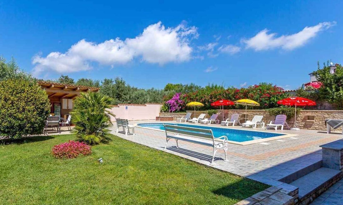 Banjole House | Holiday apartment with shared pool and balcony