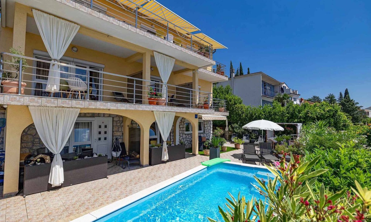 Dramalj Apartment | Holiday apartment with outdoor pool