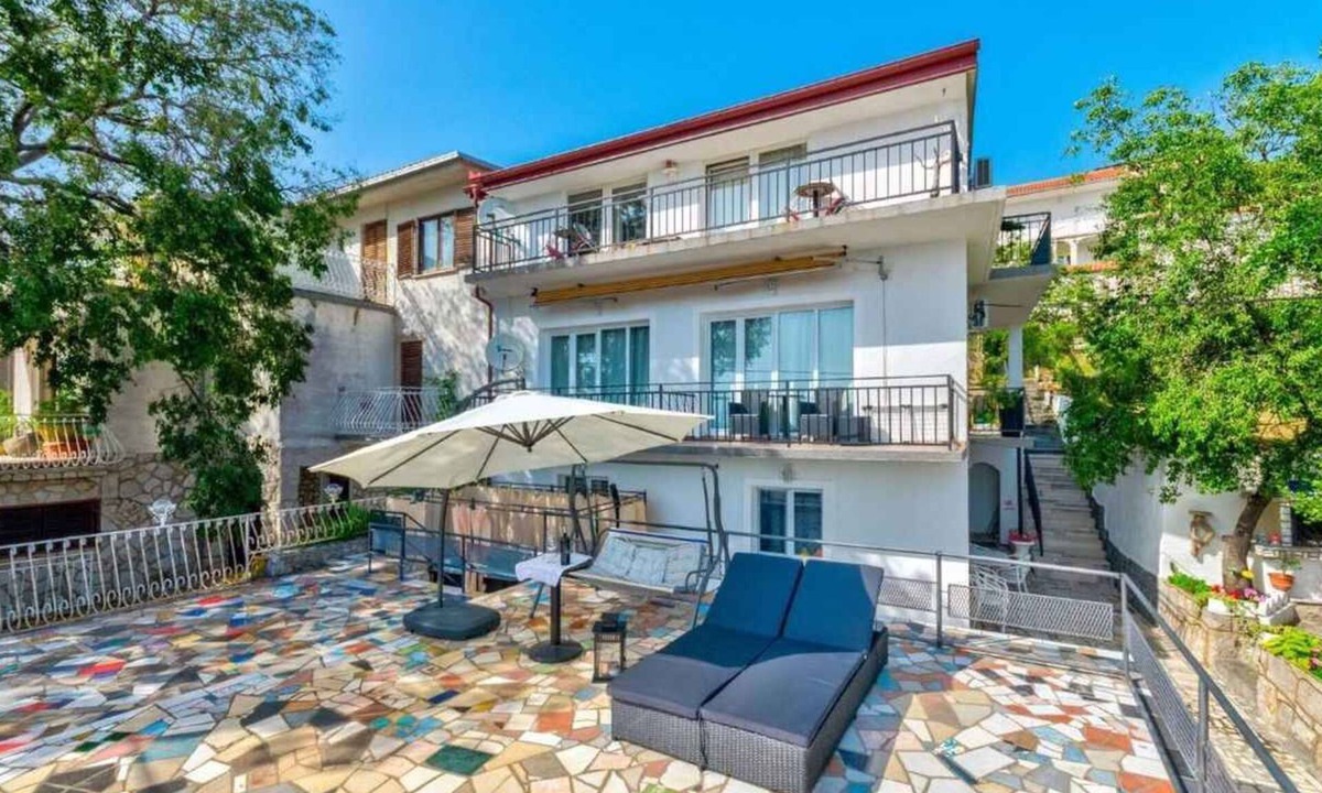 Klanfari Apartment | Holiday apartment with jacuzzi and sea view