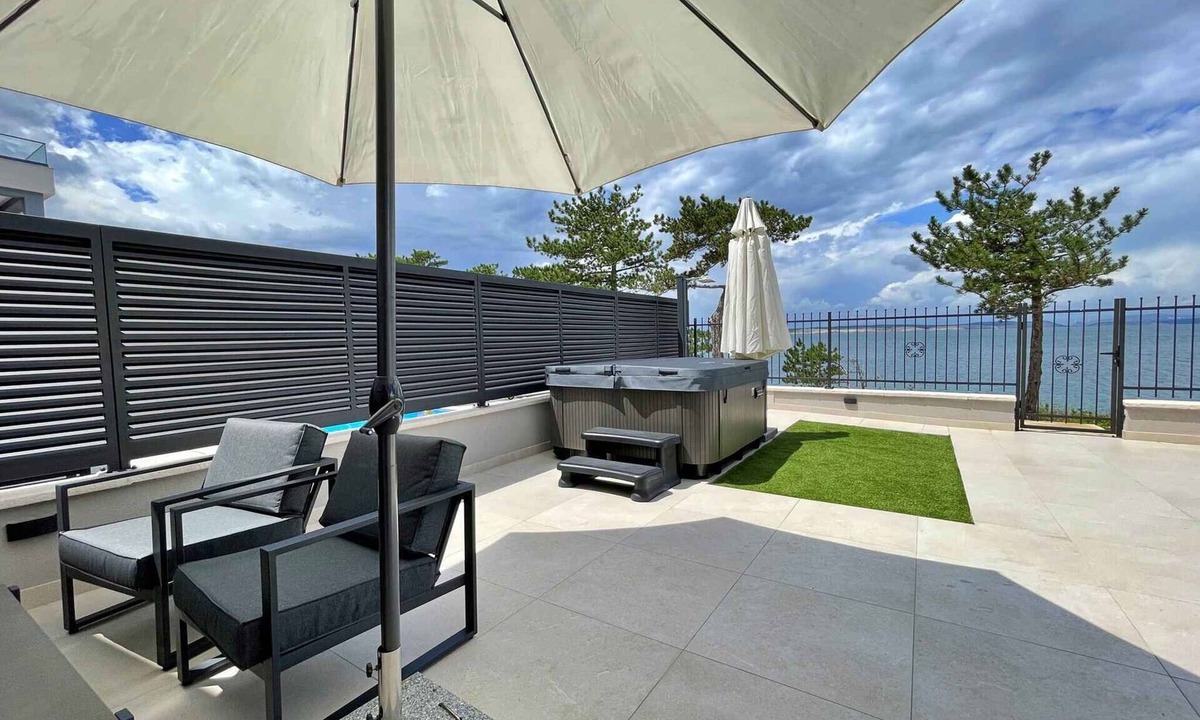Silo Apartment | Holiday apartment with private hot tub and shared swimming pool