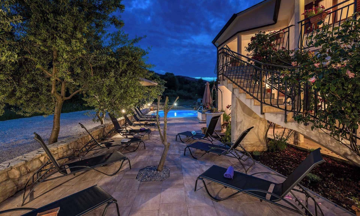 Drenje Apartment | Holiday apartment with sea view and pool