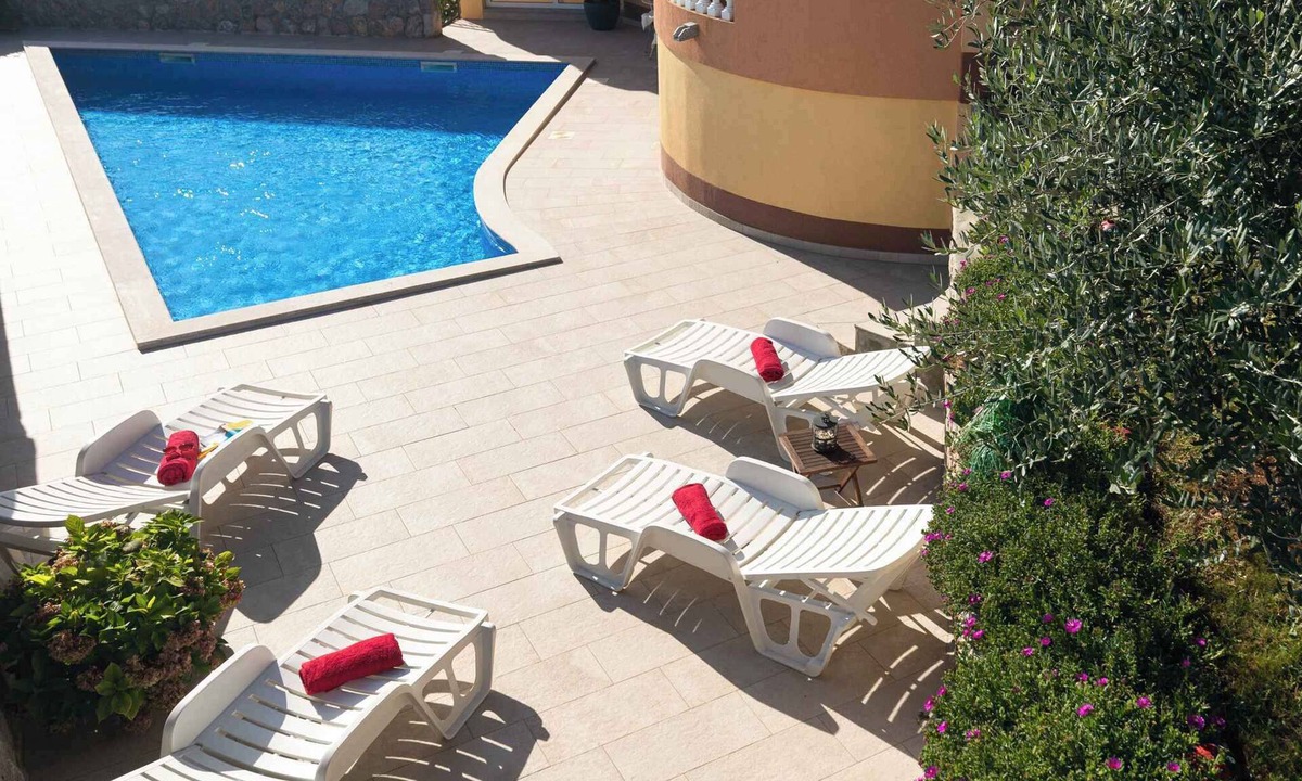 Salatic Apartment | Holiday apartment with use of pool