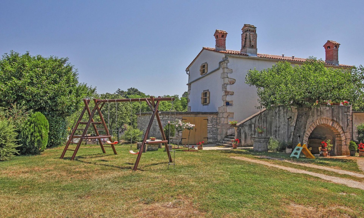 Sumber House | Holiday cottage Erika * 6000 m2 garden, playground, BBQ, dogs welcome