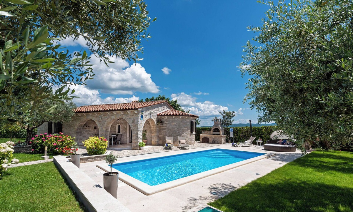 Melnica House | Holiday cottage Istranka * large garden, private pool, BBQ, WiFi