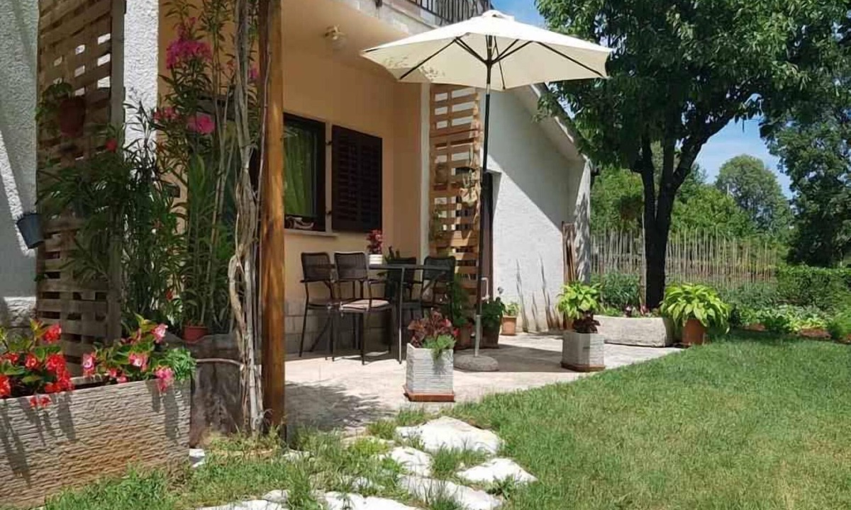 Makovci Apartment | Holiday flat with air conditioning and barbecue