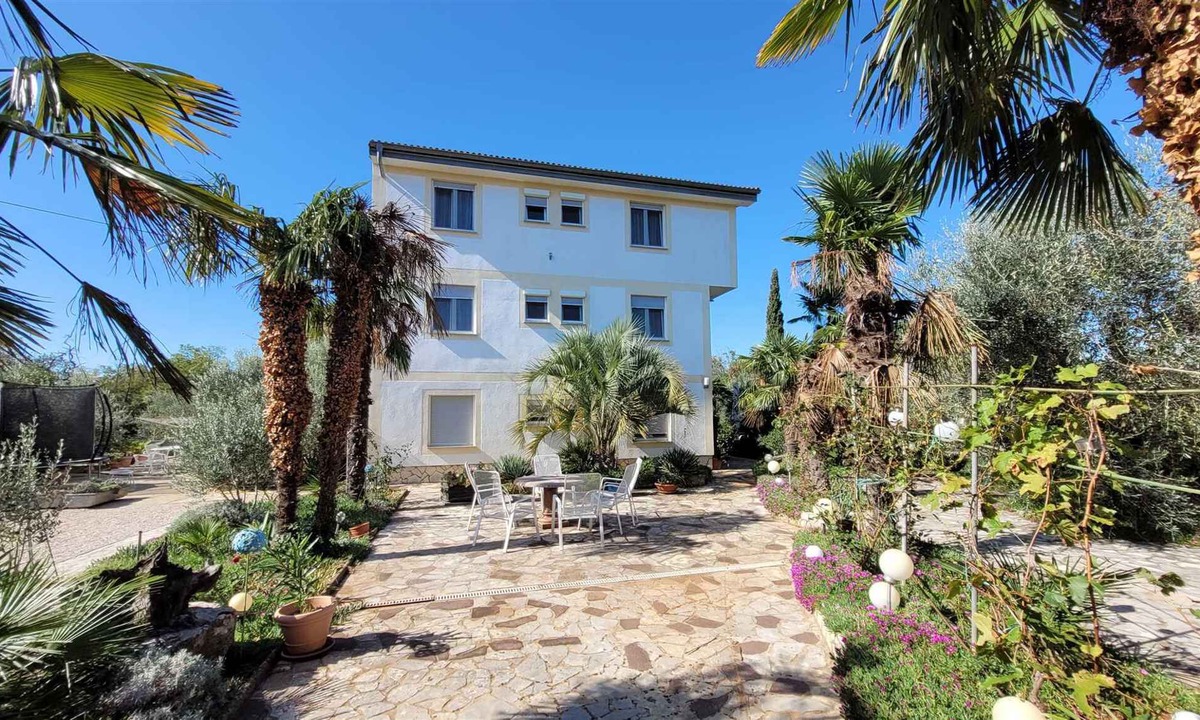 Milovcici Apartment | Holiday flat with balcony and barbecue