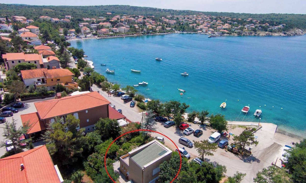 Silo House | Holiday home 20 m to the beach with terrace