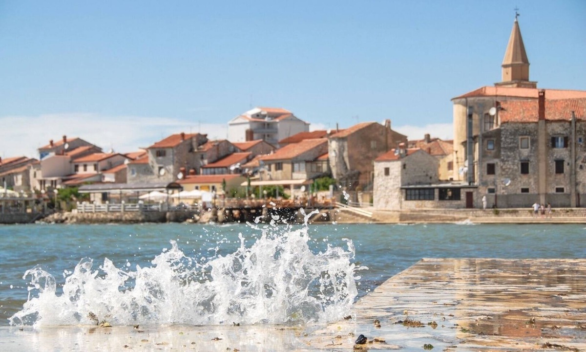 Kastel House | Holiday Home in Buje with Balcony, Air condition, WIFI, Washing machine (567-1)