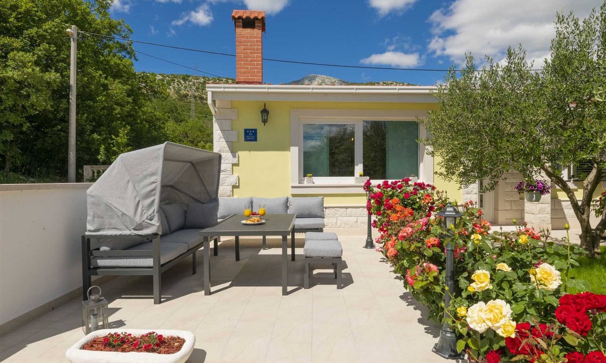 Omis Villa | Holiday Home Maslina – Family House near Omiš, Croatia