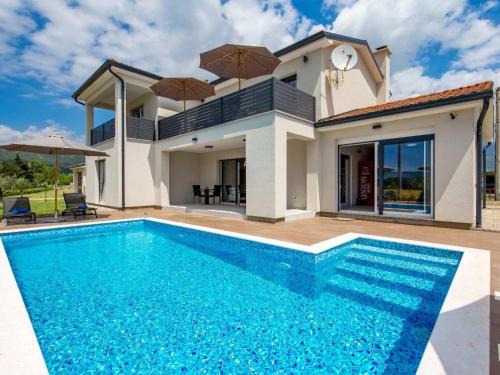 Sarsoni House | Holiday Home Schönes Haus für 8 Personen mit großem Schwimmbad by Interhome