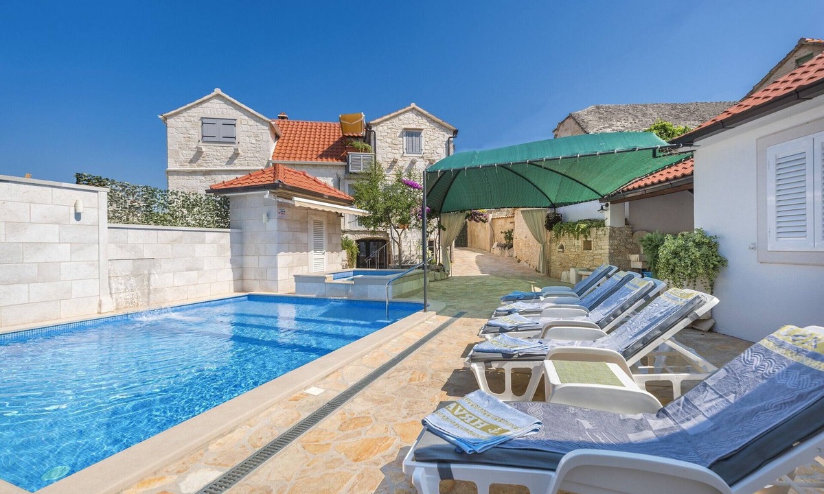 Skrip House | Holiday home Škrika -Three Bedroom Home with heated Pool and Jacuzzi