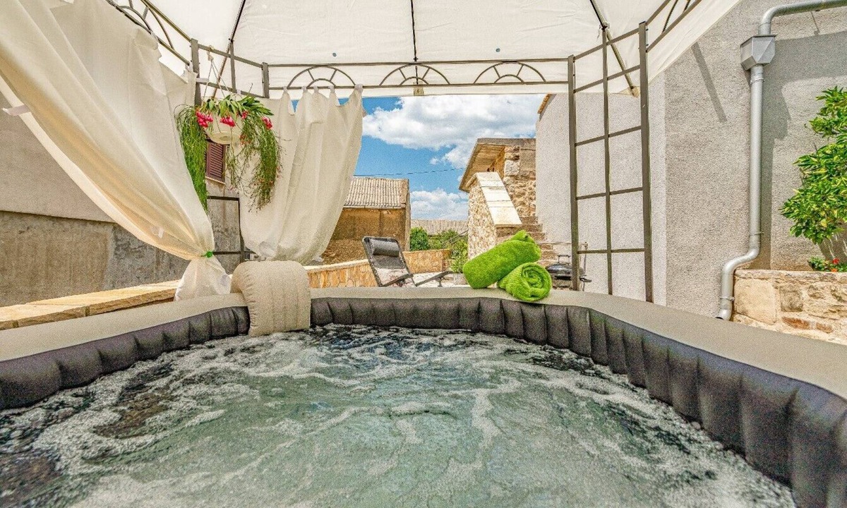 Razanac House | Holiday Home Stone Wall