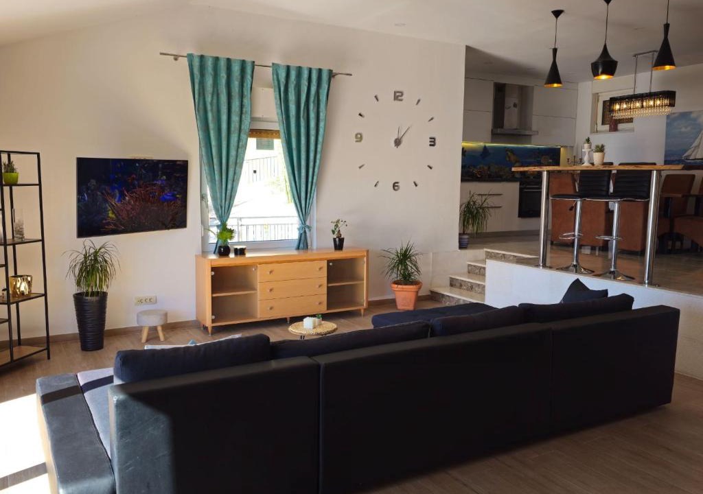 Borak House | Holiday Home Sunrise - Three Bedroom Holiday Home